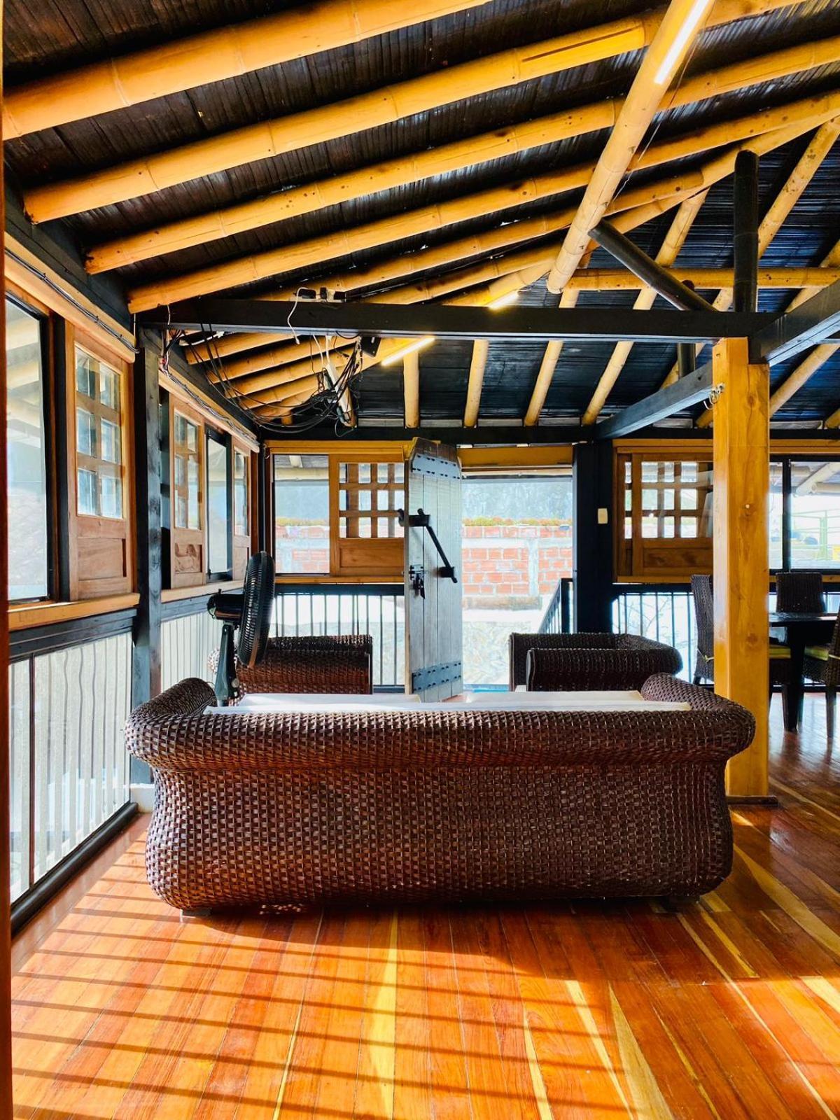 西加州酒店 Puerto Espejo 外观 照片