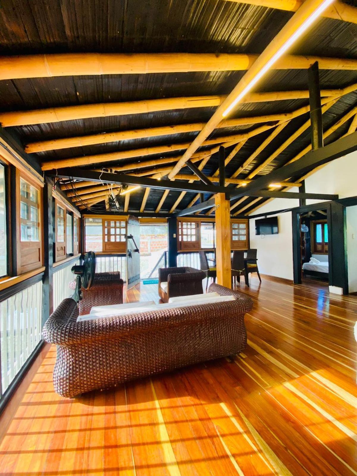 西加州酒店 Puerto Espejo 外观 照片